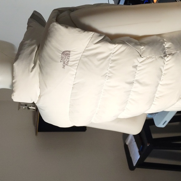 THE NORTH FACE Women's Nuptse 700 Vest White - Picture 5 of 15